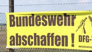 Ein Plakat fodert dazu auf, die Bundeswehr abzuschaffen. © Screenshot 