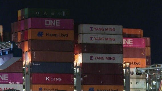 Gestapelte Container imTerminal Altenwerder. © Screenshot 