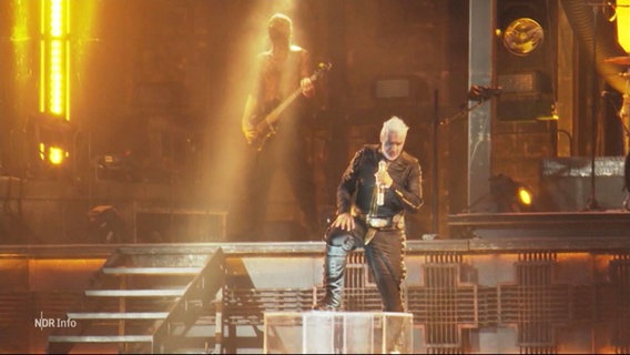 Rammstein-Sänger Lindemann auf der Bühne. © Screenshot 
