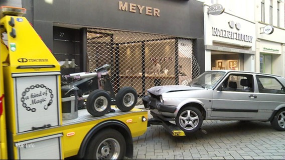 Ein beschädigter Kleinwagen wird abgeschleppt. © Screenshot 