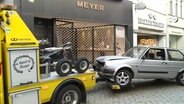 Ein beschädigter Kleinwagen wird abgeschleppt. © Screenshot 