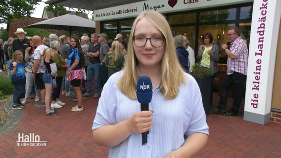 NDR Reporterin Marie Schiller live aus Kirchboitzen. © Screenshot 