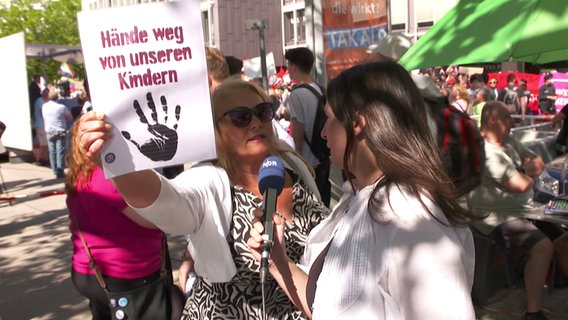 Caro Korneli bei AfD-Demo gegen "Genderpropaganda". (extra 3 vom 15.06.2023 im Ersten) © NDR 