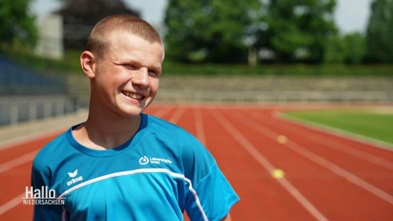 Ein junger Athlet freut sich sichtlich über seine Teilnahme an den Special Olympics in Berlin. © Screenshot 
