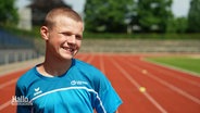 Ein junger Athlet freut sich sichtlich über seine Teilnahme an den Special Olympics in Berlin. © Screenshot 