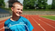 Ein junger Athlet freut sich sichtlich über seine Teilnahme an den Special Olympics in Berlin. © Screenshot 