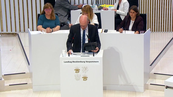 Innenminister Christian Pegel spricht im Landtag. © Screenshot 