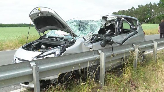 Ein demoliertes Auto steht an einer Leitplanke. © Screenshot 