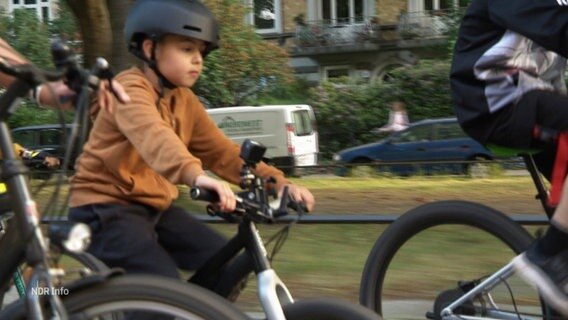 Ein Kind fährt Fahrrad. © Screenshot 