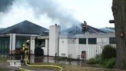 Feuerwehrleute bei einem Großbrand in einem Golfclub. © Screenshot 