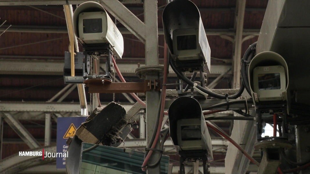 Mehrere Kameras an einem Bahnsteig.