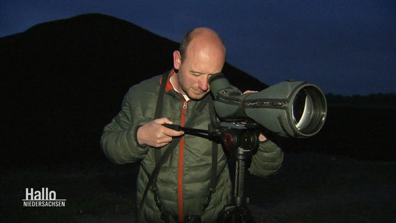 Der Nordhorner Carsten Jansen beobachtet in den frühen Morgenstunden Vögel durch ein Teleobjektiv. © Screenshot 