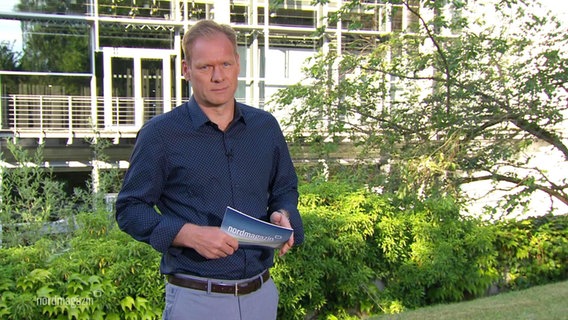 Moderator Thilo Tautz moderiert draußen im Grünen © Screenshot 