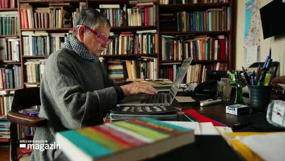 Die russische Schriftstellerin Ljudmila Ulitzkaja arbeitet an einem Laptop. © Screenshot 