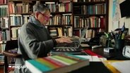 Die russische Schriftstellerin Ljudmila Ulitzkaja arbeitet an einem Laptop. © Screenshot 