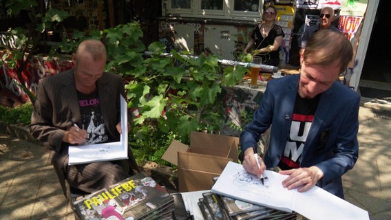 Max Kielhauser und Jan Koppens signieren ihr Buch "Pauliebe" © Screenshot 