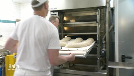Bäcker schieben Brote in den Ofen © Screenshot 