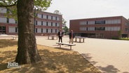 Ein Schulhof in Löningen, in der Distanz stehen zwei Männer © Screenshot 
