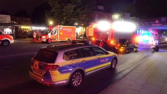 Einsatzkräfte der Feuerwehr und Polizei sind bei einem tödlichen Arbeitsunfall in U-Bahnhof Wandsbek-Gartenstadt. © TNN 