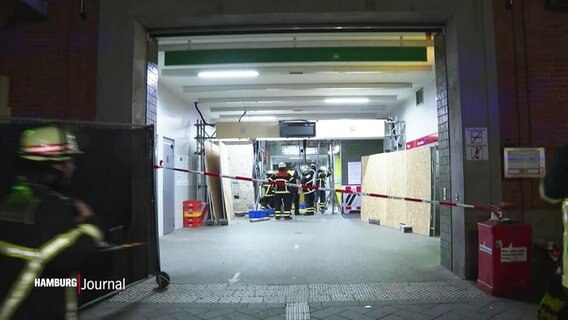 Feuerwehrmenschen stehen im Eingang eines U-Bahnhofes © Screenshot 