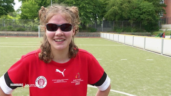 Thoya Küster mit schwarzer Sonnenbrille in einem Fussbaltrikot © Screenshot 