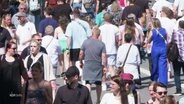 Menschen auf einer Straße © Screenshot 