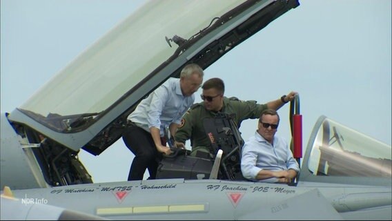 Stoltenberg und Pistorius in einem Kampfjet © Screenshot 