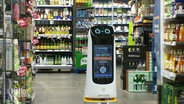 Ein Service-Roboter fährt durch einen Supermarkt in Osnabrück. © Screenshot 