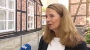 Kulturministerin Bettina Martin (SPD) gibt ein Interview zur Finanzierung der Mehrspartentheater. © Screenshot 