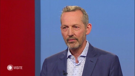 Hautarzt Dr. Peter mohr ist zu Gast bei Visite. © Screenshot 