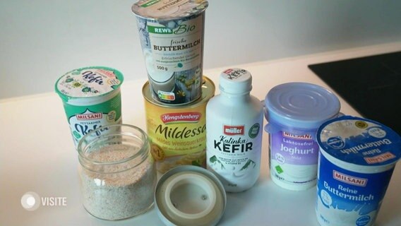 Kefir, Joghurt und Sauerkraut aufgereiht in einer Küche. © Screenshot 