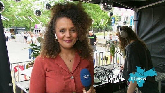 Nadia Babalola berichtet aus Hannover. © Screenshot 
