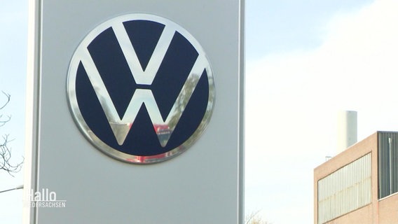 Logo VW na znaku wjazdu.  ©zrzut ekranu 