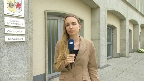 Eine Reporterin vor dem Landgericht. © Screenshot 