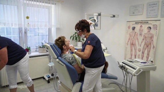 Die Zahnärztin Angelika Wendt bei der Arbeit. © Screenshot 