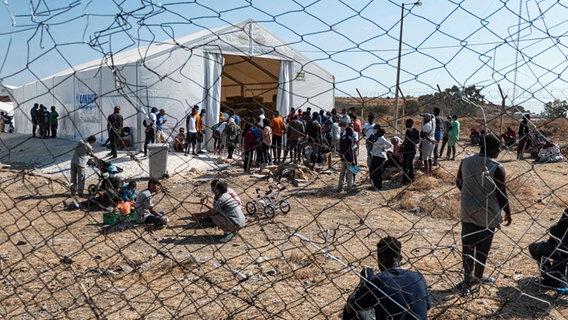 Ein Flüchtlingslager in Moria. (extra 3 vom 22.06.2023 im Ersten) © NDR 