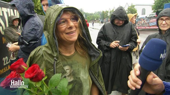 Ein Sting-Fan mit roten Rosen. © Screenshot 