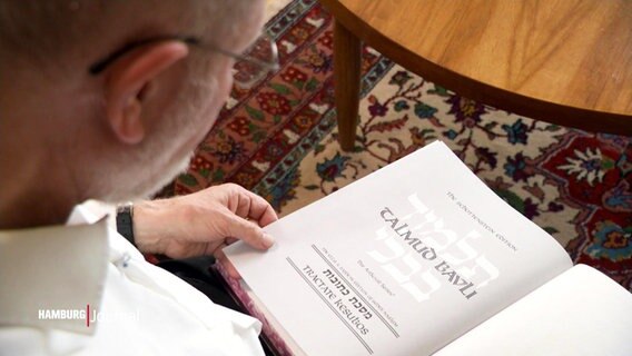Ein Mann jüdischen Glaubens liest aus einem jüdischen Buch vor. © Screenshot 
