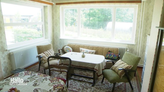Ein Wohnzimmer in einem Haus im Freilichtmuseum Kiekeberg. © Screenshot 