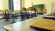 In einem Klassenzimmer sind alle Stühle hochgestellt. © Screenshot 