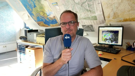 Stefan Kreibohm mit den regnerischen Wettervoraussichten für den heutigen Spätabend. © Screenshot 