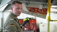 Ein Mechaniker der Bundeswehr. © Screenshot 