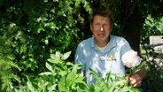 Peter Rasch gibt Tipps im Garten. © Screenshot 