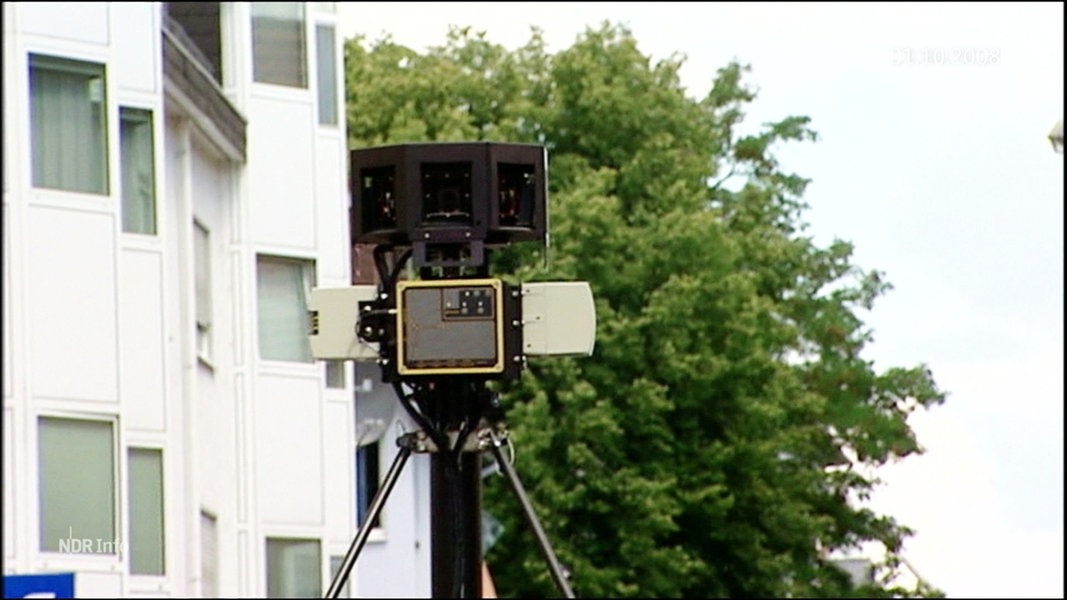 Eine Kamera befindet sich auf einem Autodach.