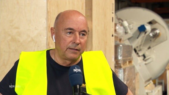 Ein Arbeiter in der Logistik im Interview. © Screenshot 