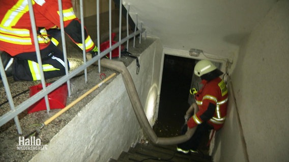 Feuerwehrleute pumpen einen Keller aus. © Screenshot 
