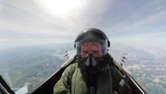 Ein Soldat während der Übung in einem Düsenjet. © Screenshot 