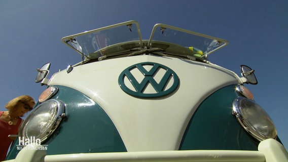 Ein Oldtimer VW-Bus von vorne. © Screenshot 