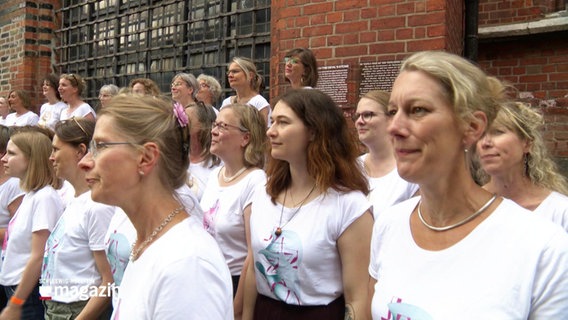 Ein Frauenchor in weißen T-Shirts © Screenshot 