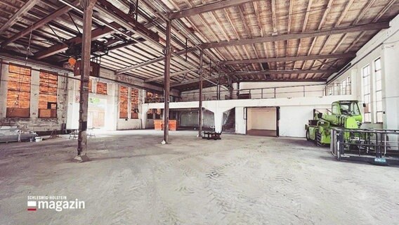 Eine fast leere Industriehalle © Screenshot 